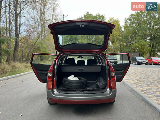 Красный Рено Меган, объемом двигателя 1.6 л и пробегом 215 тыс. км за 4000 $, фото 13 на Automoto.ua