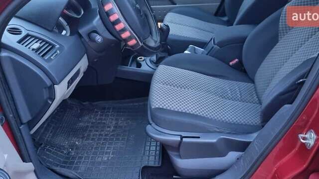 Красный Рено Меган, объемом двигателя 1.46 л и пробегом 283 тыс. км за 4700 $, фото 17 на Automoto.ua