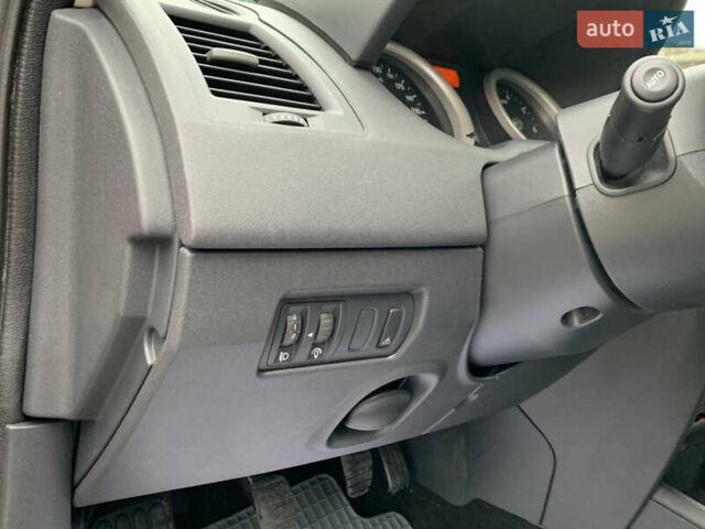 Рено Меган 2005 в Луцке на Automoto.ua Красный Рено Меган, объемом двигателя 2 л и пробегом 83 тыс. км за 4999 $, фото 50 на Automoto.ua