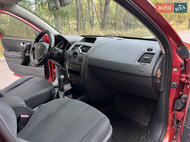 Красный Рено Меган, объемом двигателя 1.6 л и пробегом 215 тыс. км за 4000 $, фото 23 на Automoto.ua