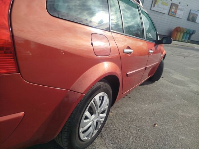 Рено Меган 2006 в Броварах на Automoto.ua Красный Рено Меган, объемом двигателя 1.6 л и пробегом 201 тыс. км за 5300 $, фото 4 на Automoto.ua