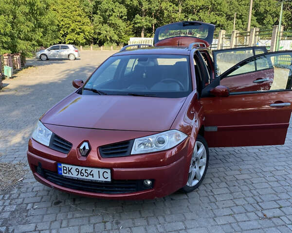 Красный Рено Меган, объемом двигателя 1.6 л и пробегом 280 тыс. км за 4500 $, фото 21 на Automoto.ua