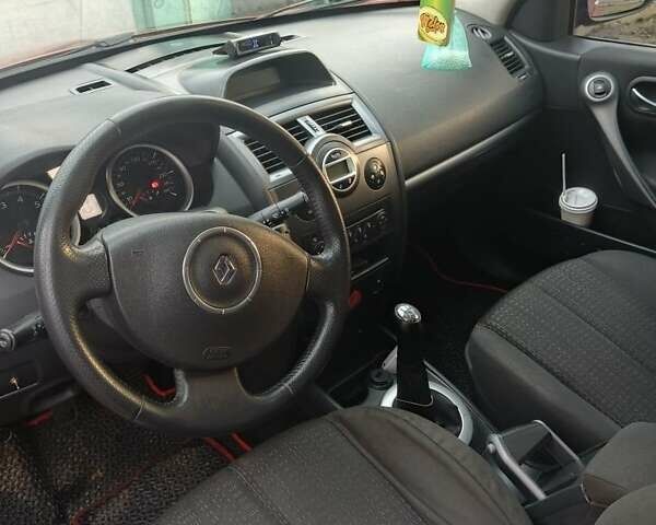 Красный Рено Меган, объемом двигателя 1.6 л и пробегом 288 тыс. км за 6000 $, фото 5 на Automoto.ua