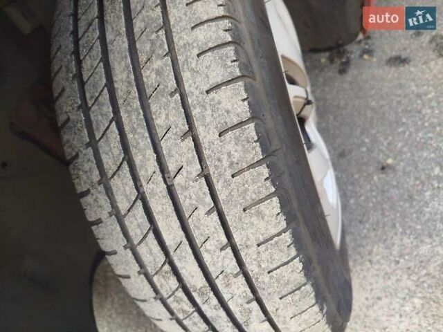 Рено Меган 2006 в Броварах на Automoto.ua Красный Рено Меган, объемом двигателя 1.6 л и пробегом 201 тыс. км за 5300 $, фото 32 на Automoto.ua