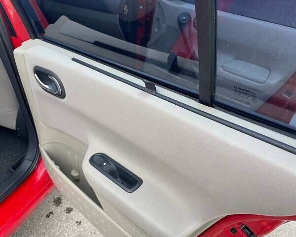 Красный Рено Меган, объемом двигателя 1.6 л и пробегом 265 тыс. км за 5200 $, фото 12 на Automoto.ua