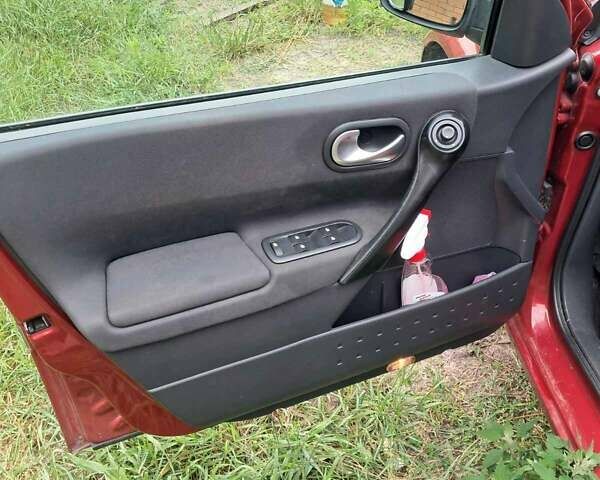 Рено Меган 2007 в Киеве на Automoto.ua Красный Рено Меган, объемом двигателя 1.6 л и пробегом 250 тыс. км за 4000 $, фото 5 на Automoto.ua