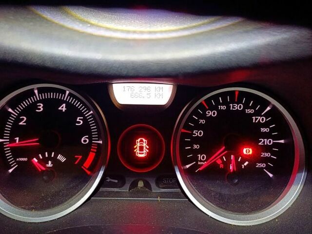 Красный Рено Меган, объемом двигателя 1.6 л и пробегом 177 тыс. км за 5500 $, фото 5 на Automoto.ua