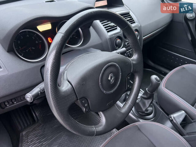 Красный Рено Меган, объемом двигателя 1.6 л и пробегом 201 тыс. км за 5899 $, фото 35 на Automoto.ua