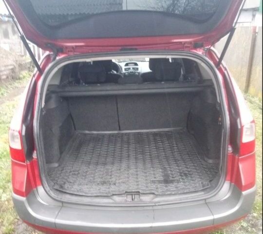 Красный Рено Меган, объемом двигателя 1.6 л и пробегом 300 тыс. км за 4200 $, фото 2 на Automoto.ua