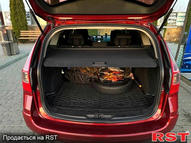 Красный Рено Меган, объемом двигателя 1.6 л и пробегом 177 тыс. км за 5500 $, фото 9 на Automoto.ua