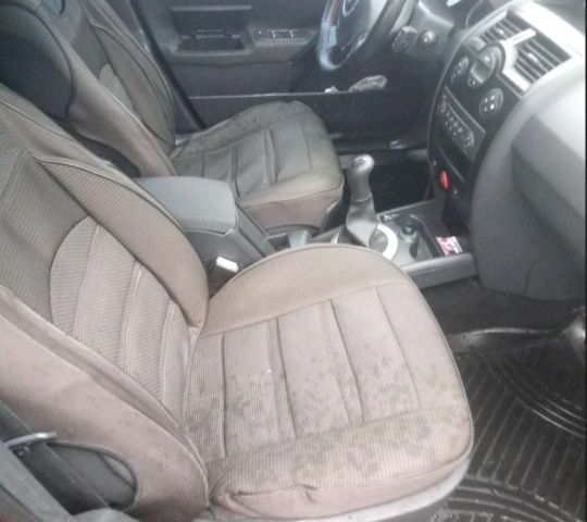 Красный Рено Меган, объемом двигателя 1.6 л и пробегом 300 тыс. км за 4200 $, фото 4 на Automoto.ua