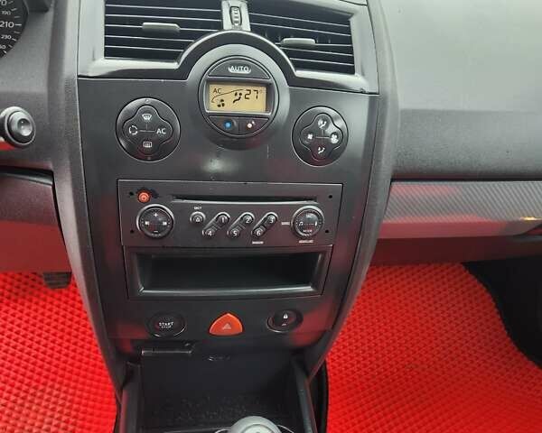 Красный Рено Меган, объемом двигателя 1.6 л и пробегом 300 тыс. км за 3650 $, фото 28 на Automoto.ua