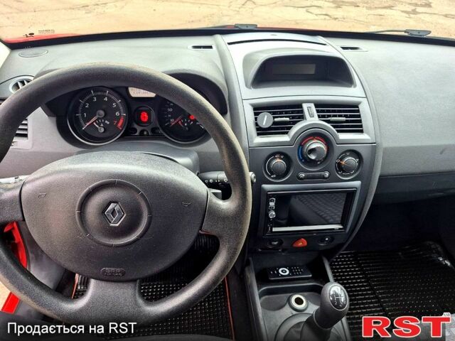Красный Рено Меган, объемом двигателя 1.6 л и пробегом 18600 тыс. км за 4900 $, фото 4 на Automoto.ua