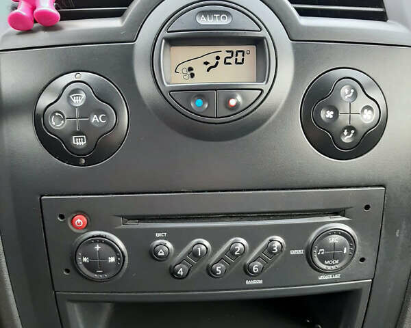 Красный Рено Меган, объемом двигателя 1.6 л и пробегом 170 тыс. км за 6200 $, фото 13 на Automoto.ua