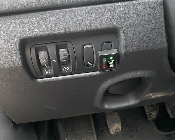 Червоний Рено Меган, об'ємом двигуна 1.6 л та пробігом 247 тис. км за 4800 $, фото 9 на Automoto.ua