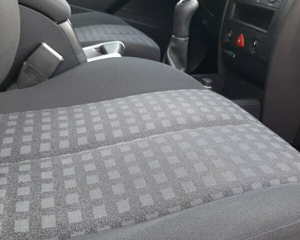 Красный Рено Меган, объемом двигателя 1.6 л и пробегом 170 тыс. км за 6200 $, фото 21 на Automoto.ua