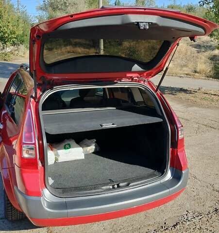 Рено Меган 2008 в Николаеве на Automoto.ua Красный Рено Меган, объемом двигателя 1.6 л и пробегом 292 тыс. км за 4999 $, фото 6 на Automoto.ua