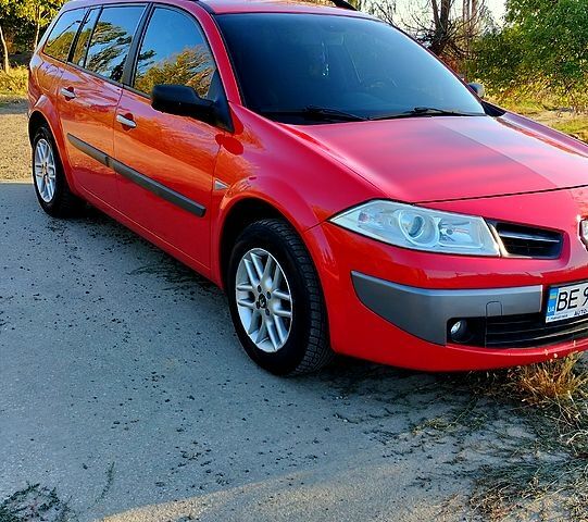 Красный Рено Меган, объемом двигателя 1.6 л и пробегом 290 тыс. км за 5100 $, фото 1 на Automoto.ua