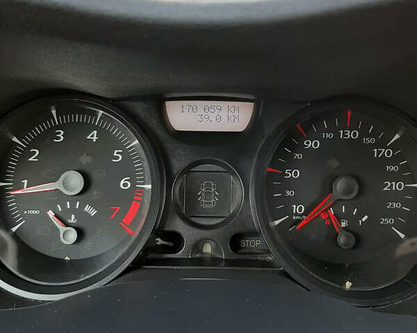 Красный Рено Меган, объемом двигателя 1.6 л и пробегом 170 тыс. км за 6200 $, фото 16 на Automoto.ua