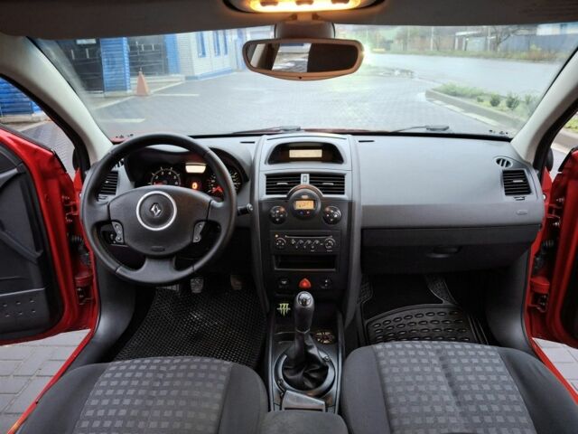 Красный Рено Меган, объемом двигателя 1.6 л и пробегом 237 тыс. км за 3850 $, фото 18 на Automoto.ua