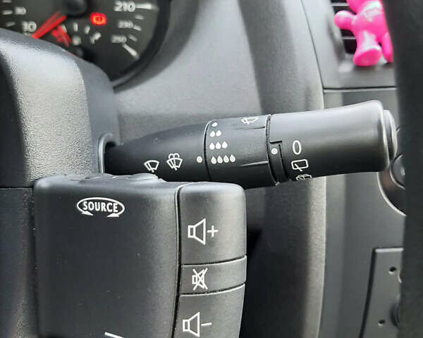 Красный Рено Меган, объемом двигателя 1.6 л и пробегом 170 тыс. км за 6200 $, фото 12 на Automoto.ua