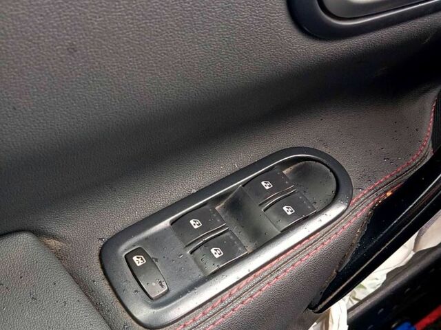 Красный Рено Меган, объемом двигателя 1.6 л и пробегом 200 тыс. км за 5900 $, фото 4 на Automoto.ua