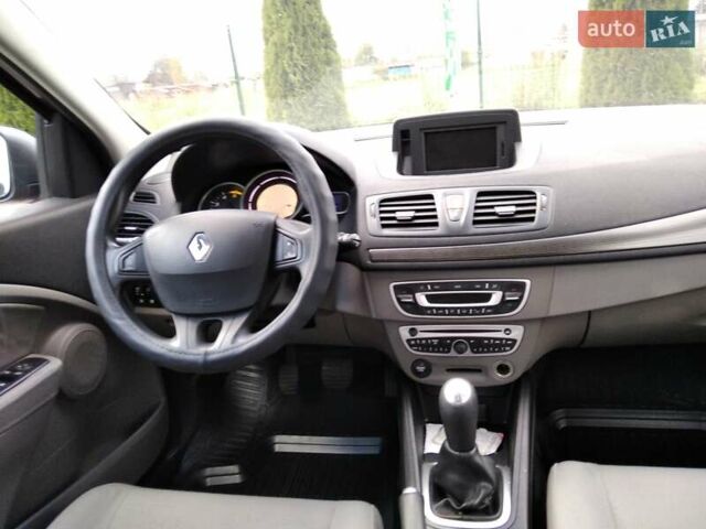 Рено Меган 2010 у Стрые на Automoto.ua Червоний Рено Меган, об'ємом двигуна 1.46 л та пробігом 260 тис. км за 6800 $, фото 39 на Automoto.ua