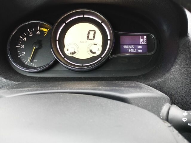 Красный Рено Меган, объемом двигателя 2 л и пробегом 189 тыс. км за 2375 $, фото 5 на Automoto.ua