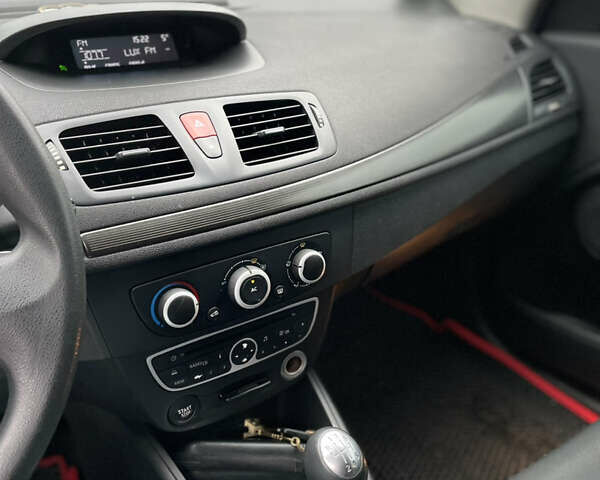 Красный Рено Меган, объемом двигателя 1.6 л и пробегом 208 тыс. км за 6299 $, фото 34 на Automoto.ua