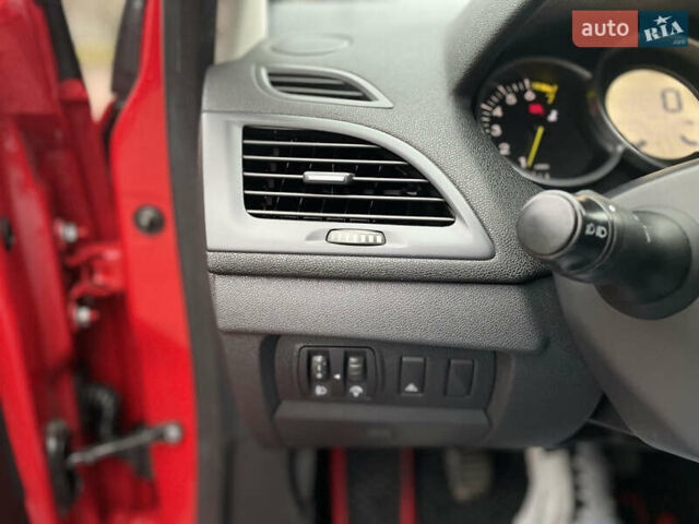 Красный Рено Меган, объемом двигателя 1.6 л и пробегом 208 тыс. км за 6550 $, фото 28 на Automoto.ua