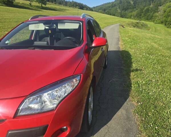 Красный Рено Меган, объемом двигателя 2 л и пробегом 189 тыс. км за 2354 $, фото 1 на Automoto.ua