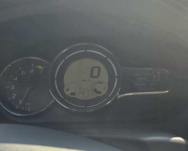 Красный Рено Меган, объемом двигателя 2 л и пробегом 189 тыс. км за 2354 $, фото 23 на Automoto.ua