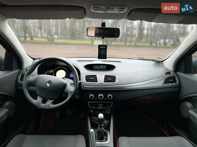 Красный Рено Меган, объемом двигателя 1.6 л и пробегом 208 тыс. км за 6299 $, фото 4 на Automoto.ua