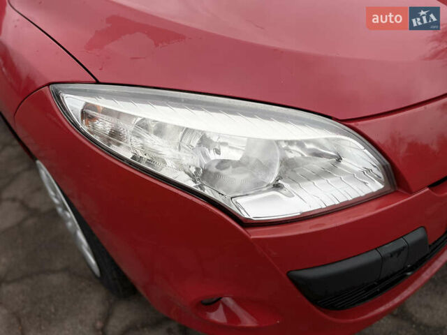 Красный Рено Меган, объемом двигателя 1.6 л и пробегом 208 тыс. км за 6299 $, фото 12 на Automoto.ua