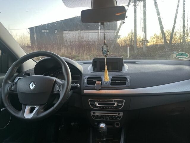 Красный Рено Меган, объемом двигателя 1.5 л и пробегом 202 тыс. км за 7200 $, фото 6 на Automoto.ua