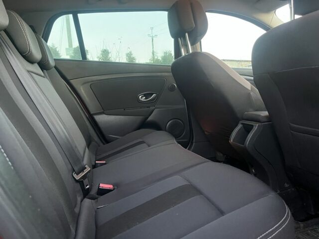 Красный Рено Меган, объемом двигателя 1.5 л и пробегом 202 тыс. км за 7200 $, фото 7 на Automoto.ua