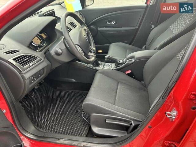 Красный Рено Меган, объемом двигателя 1.46 л и пробегом 224 тыс. км за 7000 $, фото 5 на Automoto.ua