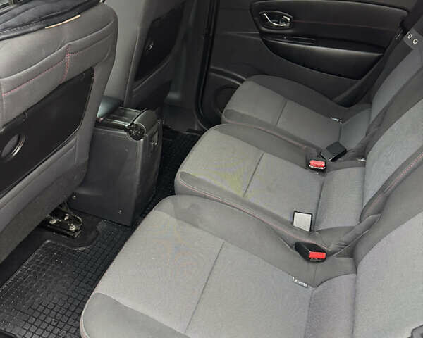 Красный Рено Меган, объемом двигателя 1.46 л и пробегом 281 тыс. км за 8000 $, фото 10 на Automoto.ua