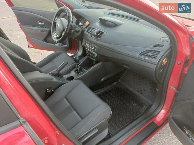 Красный Рено Меган, объемом двигателя 1.5 л и пробегом 267 тыс. км за 7300 $, фото 3 на Automoto.ua