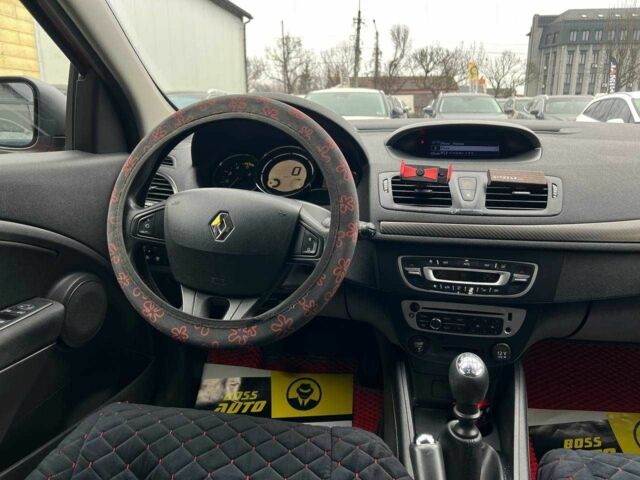 Красный Рено Меган, объемом двигателя 1.5 л и пробегом 212 тыс. км за 8200 $, фото 11 на Automoto.ua