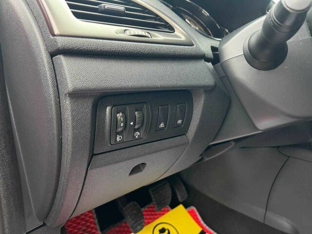 Красный Рено Меган, объемом двигателя 1.5 л и пробегом 212 тыс. км за 8200 $, фото 16 на Automoto.ua