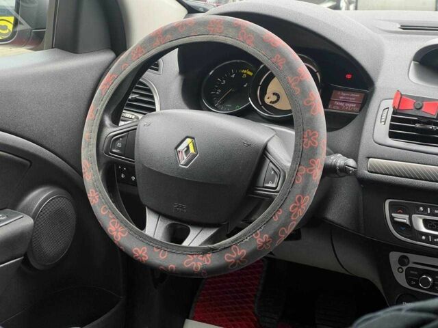 Красный Рено Меган, объемом двигателя 1.5 л и пробегом 212 тыс. км за 8200 $, фото 12 на Automoto.ua