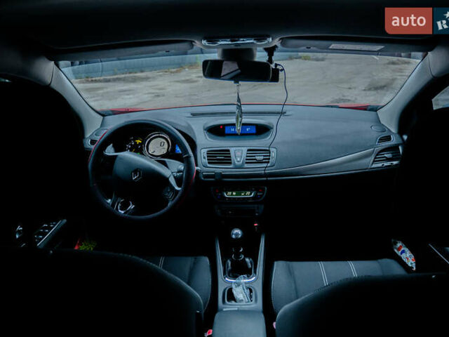 Красный Рено Меган, объемом двигателя 1.5 л и пробегом 156 тыс. км за 9300 $, фото 5 на Automoto.ua