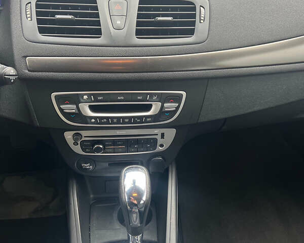 Красный Рено Меган, объемом двигателя 1.5 л и пробегом 224 тыс. км за 8100 $, фото 6 на Automoto.ua