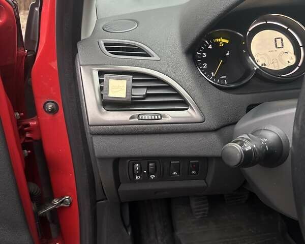 Красный Рено Меган, объемом двигателя 1.46 л и пробегом 190 тыс. км за 8600 $, фото 15 на Automoto.ua
