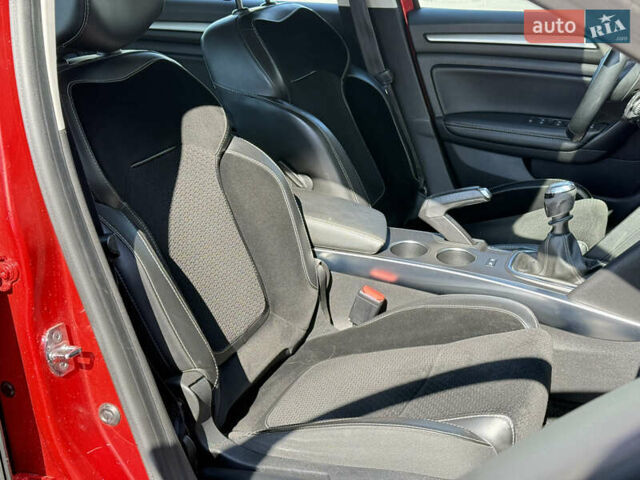 Красный Рено Меган, объемом двигателя 1.2 л и пробегом 130 тыс. км за 10200 $, фото 14 на Automoto.ua