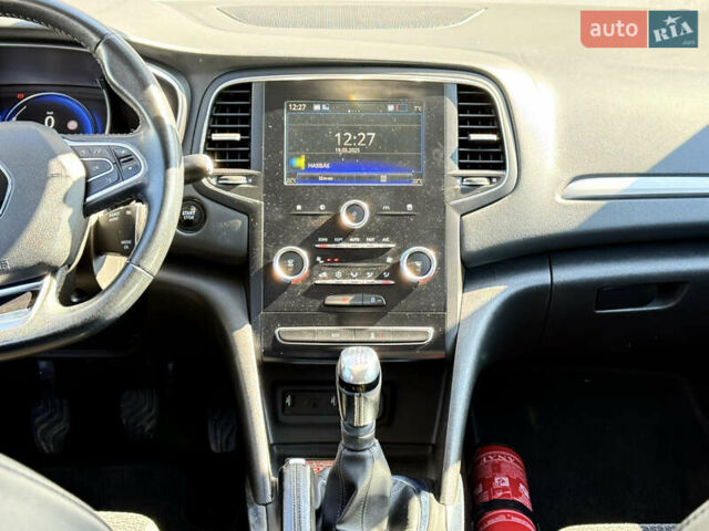 Красный Рено Меган, объемом двигателя 1.2 л и пробегом 130 тыс. км за 10200 $, фото 18 на Automoto.ua