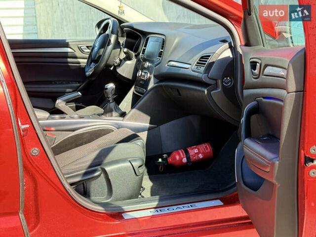 Красный Рено Меган, объемом двигателя 1.2 л и пробегом 130 тыс. км за 10200 $, фото 11 на Automoto.ua