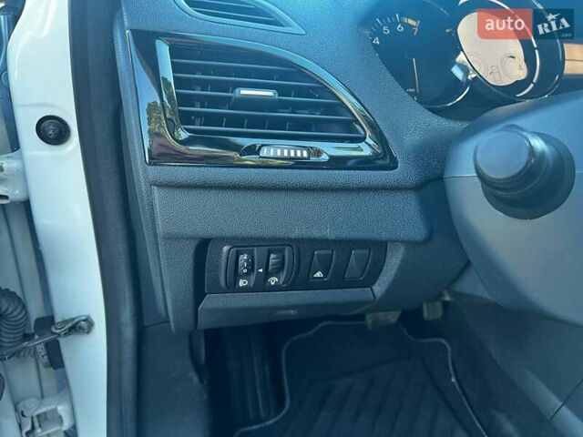 Рено Меган, об'ємом двигуна 2 л та пробігом 105 тис. км за 8100 $, фото 37 на Automoto.ua