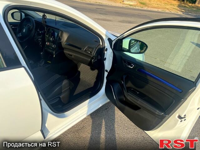 Рено Меган, объемом двигателя 1.5 л и пробегом 241 тыс. км за 10000 $, фото 4 на Automoto.ua